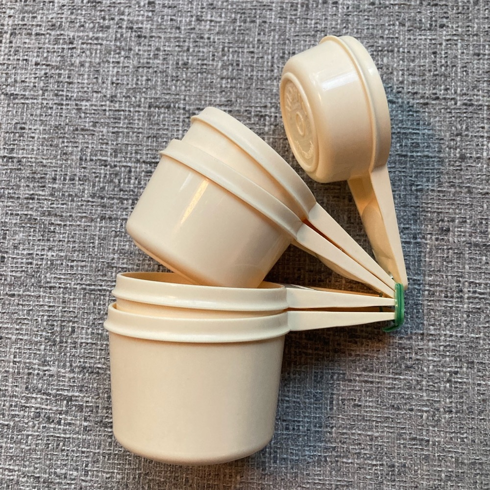 VTG Set of 5 Tupperware Stacking Measuring Cups Cream/Almond/Off White